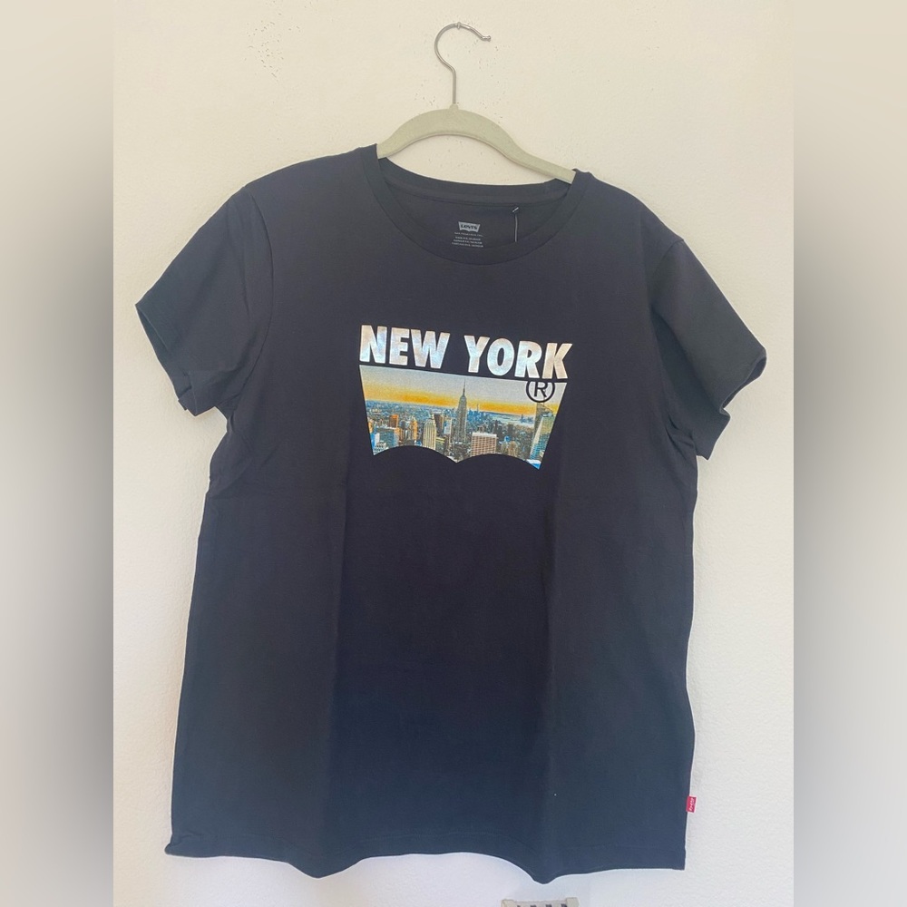 Levi’s New York Graphic Black Logo Short Sleeve T-shirt. Size Large